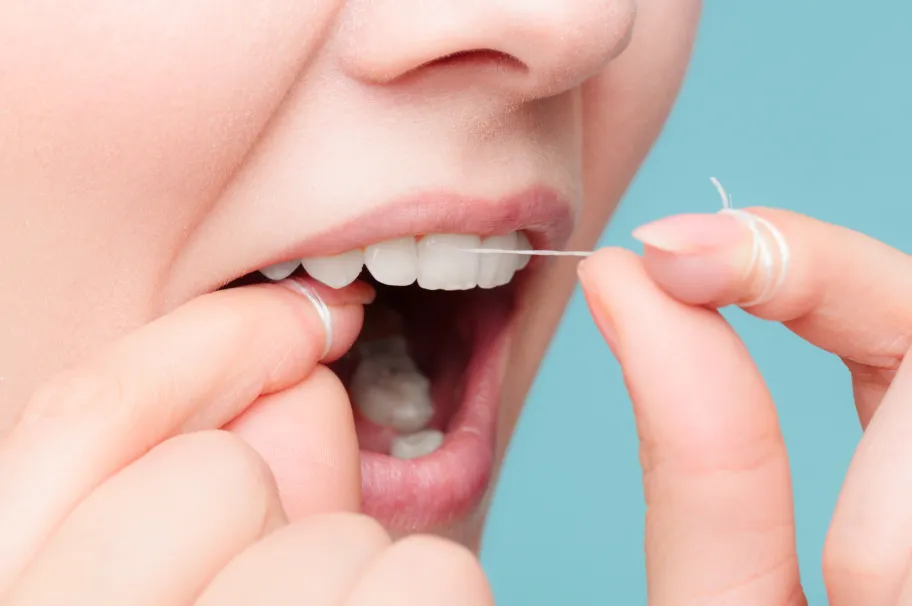 正しいデンタルフロスの使い方を覚えましょう